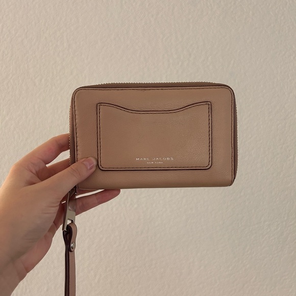 Marc Jacobs Leather Zip Around Wristlet Nude- Pre Loved - Picture 11 of 11